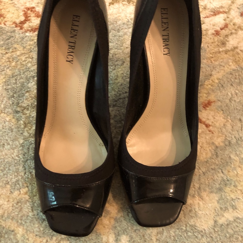 Ellen Tracy black open toe pumps